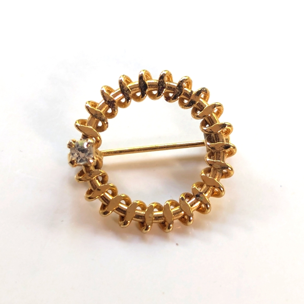Vintage Gold Tone Twisted Wire Minimalist Glass Rhinestone Classic Wreath Brooch